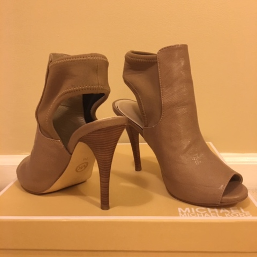 Michael Kors Leather Tonne Booties Taupe - Picture 2 of 5